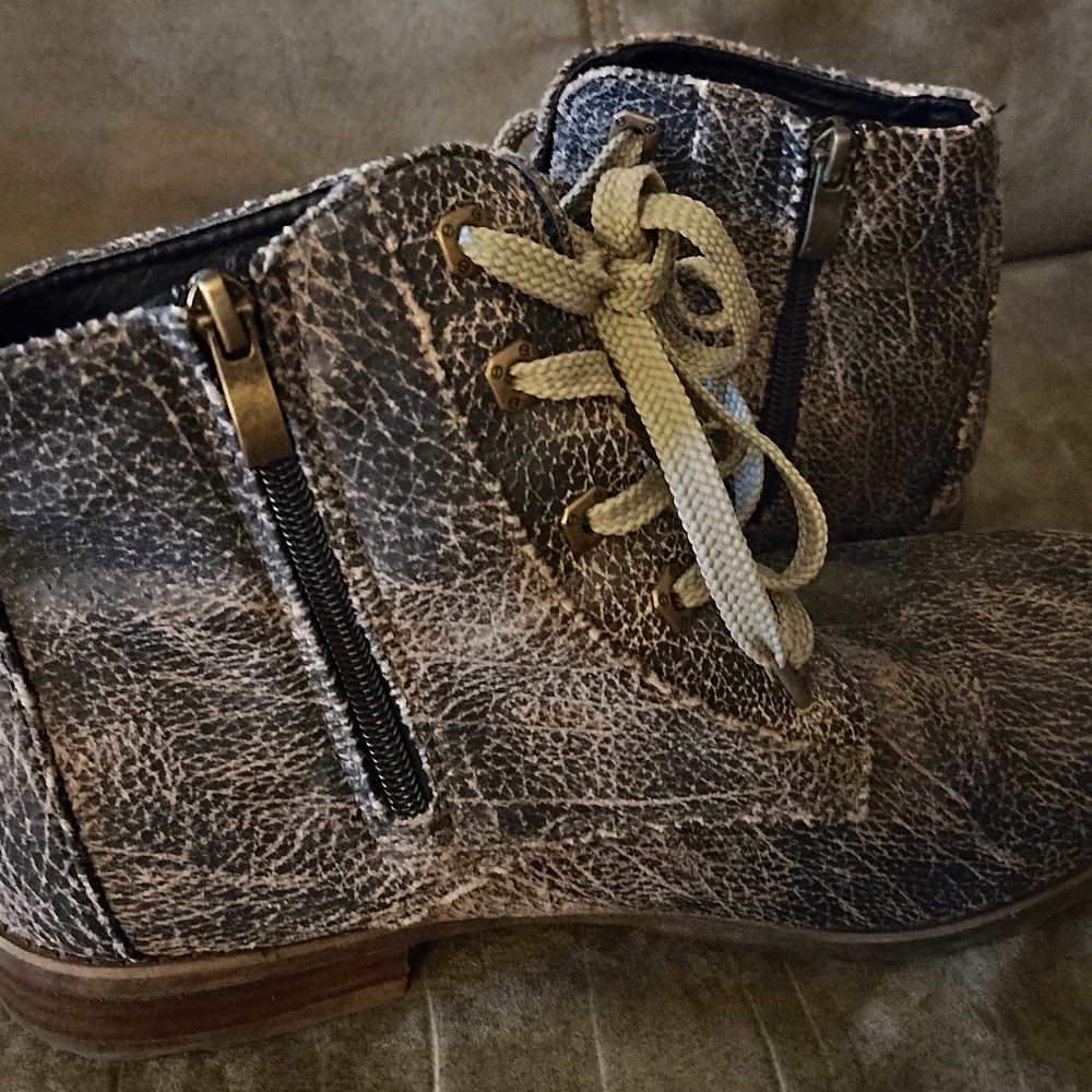 Women's Avanti boots, size 10